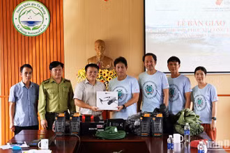 Văn phòng điều hành Idemitsu Gas Production (Vietnam) Co., Ltd. tại Thành phố Hồ Chí Minh (IGPV) trao tặng trang thiết bị phục vụ công tác bảo vệ, phòng cháy chữa cháy rừng (PCCCR) và giám sát đa dạng sinh học cho Ban Quản lý Vườn Quốc gia Tà Đùng. 