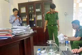 Công an tỉnh Đắk Nông tiến hành khám xét nơi làm việc của Hồ Sỹ Điệp tại Ban Quản lý các dự án đầu tư xây dựng tỉnh Đắk Nông.