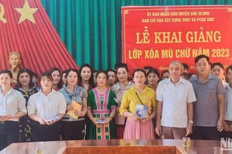 Khai giảng 21 lớp xóa mù chữ cho 530 học viên là người dân tộc thiểu số huyện Đắk Glong, tỉnh Đắk Nông.