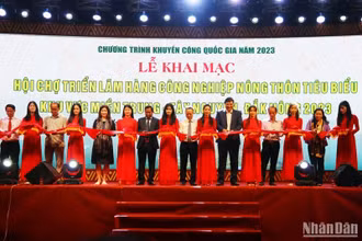 Các đại biểu dự lễ cắt băng Khai mạc Hội chợ triển lãm 