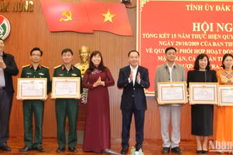 Đồng chí Phó Bí thư Tỉnh ủy Hồ Xuân Trường và các đồng chí lãnh đạo tỉnh đắk nông trao bằng khen cho 3 tổ chức đảng, 2 đảng viên có thành tích xuất sắc trong 15 năm thực hiện Quyết định số 1053 của Ban Thường vụ Tỉnh ủy Đắk Nông.
