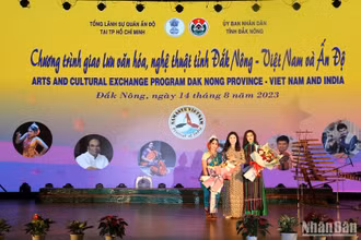 Phó Chủ tịch Ủy ban nhân dân tỉnh Đắk Nông Tôn Thị Ngọc Hạnh tặng hoa đại diện hai đoàn nghệ thuật biểu diễn tại chương trình. 