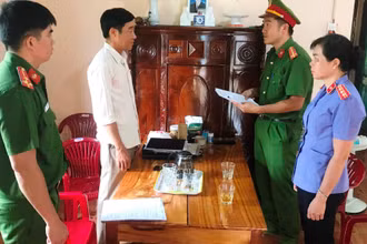 Cơ quan Cảnh sát điều tra Công an tỉnh Đắk Nông tống đạt quyết định tố tụng đối với Nguyễn Văn Tuyến.