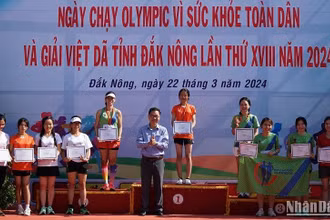 Ban tổ chức đã trao 7 bộ huy chương cho các cá nhân đạt thành tích cao trong Ngày chạy Olympic và Giải Việt dã tỉnh Đắk Nông lần thứ XVIII.