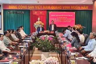 Đồng chí Nguyễn Xuân Thắng, Ủy viên Bộ Chính trị, Giám đốc Học viện chính trị quốc gia Hồ Chí Minh, Chủ tịch Hội đồng Lý luận Trung ương phát biểu trong buổi làm việc tại tỉnh Đắk Nông