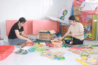 Giáo viên Trường mầm non Họa Mi, xã Đắk Nia, thành phố Gia Nghĩa hoàn tất công tác chuẩn bị dụng cụ hỗ trợ học tập, đồ chơi trực quan để đón học sinh trước thềm khai giảng năm học mới.