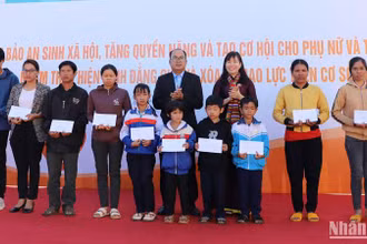 Lãnh đạo tỉnh Đắk Nông trao tặng học bổng cho trẻ em có hoàn cảnh khó khăn của tỉnh.