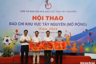 Đồng chí Vũ Ngọc Tú, Tổng Biên tập Báo Đắk Nông, Chủ tịch Hội Nhà báo tỉnh Đắk Nông trao giải Nhất, Nhì và Ba toàn đoàn cho các Đoàn đạt thành tích cao tại hội thao.