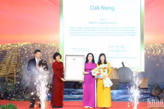Trao Bằng công nhận danh hiệu Công viên địa chất toàn cầu UNESCO Đắk Nông lần 2, giai đoạn 2024-2027 cho tỉnh Đắk Nông.