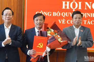 Lãnh đạo Tỉnh ủy Đắk Nông trao quyết định của Ban Bí thư chuẩn y nhân sự tham gia Ban Thường vụ Tỉnh ủy Đắk Nông nhiệm kỳ 2020-2025 cho đồng chí Lê Trọng Yên.