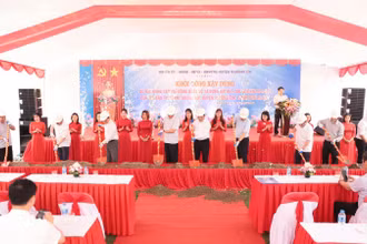 Các đại biểu thực hiện nghi thức khởi công dự án nâng cấp, mở rộng quốc lộ 1A đoạn qua Thị trấn Thường Tín (Hà Nội). (Ảnh: Tô Quý)