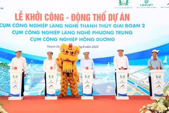 Bí thư Thành ủy Hà Nội Đinh Tiến Dũng cùng các đồng chí lãnh đạo thành phố ấn nút khởi công xây dựng 3 cụm công nghiệp tại huyện Thanh Oai.