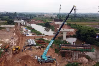 Thi công cầu vượt đường sắt trên tuyến Vành đai 4-Vùng Thủ đô. (Ảnh: DUY LINH)