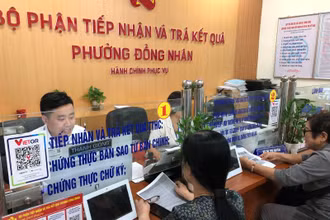 Người dân thực hiện thủ tục hành chính tại Bộ phận một cửa phường Đồng Nhân, quận Hai Bà Trưng, Hà Nội.