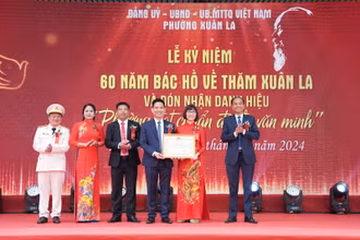 Chủ tịch UBND quận Tây Hồ Nguyễn Đình Khuyến trao danh hiệu "Phường đạt chuẩn đô thị văn minh" cho Đảng bộ, chính quyền và nhân dân phường Xuân La.