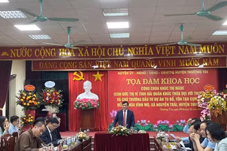 Các nhà khoa học, các đại biểu dự tọa đàm khoa học về chủ trương đầu tư dự án tu bổ, tôn tạo cụm di tích đền-chùa Vĩnh Mộ, xã Nguyễn Trãi.