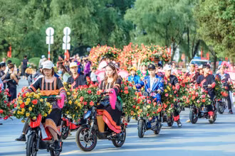 Lễ hội hoa hồng có quy mô lớn nhất Tây Bắc tại Sa Pa (Lào Cai) thu hút du khách trong và ngoài nước. 