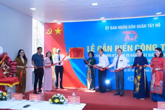 Lãnh đạo quận Tây Hồ dự lễ khánh thành dự án cải tạo, nâng cấp Trung tâm Giáo dục nghề nghiệp-Giáo dục thường xuyên của quận.