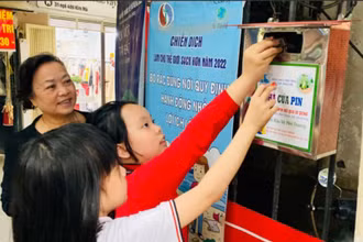 Hội viên Hội Liên hiệp Phụ nữ phường Ngọc Khánh hướng dẫn các cháu nhỏ bỏ pin đã qua sử dụng vào nơi thu gom riêng.
