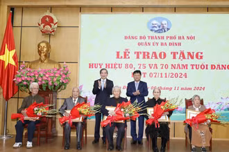 Trưởng Ban Tổ chức Thành ủy Hà Nội Vũ Đức Bảo và Bí thư Quận ủy Ba Đình Hoàng Minh Dũng Tiến trao Huy hiệu Đảng tặng các đảng viên lão thành.