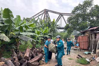 Các lực lượng của quận Ba Đình và phường Phúc Xá ra quân giải tỏa các trường hợp lấn chiếm bờ vở sông Hồng.