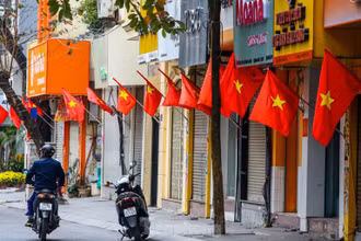 Thành phố tặng mỗi hộ gia đình một lá cờ Tổ quốc nhân dịp kỷ niệm 70 năm Ngày Giải phóng Thủ đô. Ảnh: internet.