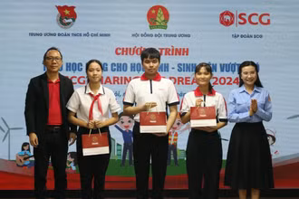 Trần Thị Mai Huê (thứ hai từ phải sang) được trao học bổng vì nỗ lực vượt qua khó khăn, đạt thành tích học tập tốt.