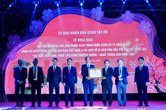 Lãnh đạo quận Tây Hồ, phường Nhật Tân đón nhận di sản văn hóa phi vật thể "tri thức dân gian, nghề thủ công truyền thống-nghề trồng đào Nhật Tân".