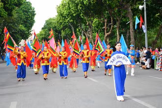 Người dân Hà Nội tham gia các khối diễu hành bên hồ Hoàn Kiếm.