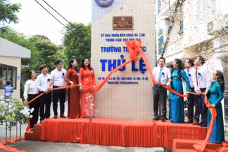 Các đại biểu thực hiện nghi lễ gắn biển công trình chào mừng kỷ niệm 70 năm Ngày giải phóng Thủ đô.