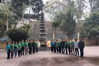 Ban liên lạc Truyền thống Tây Tiến dâng hương tưởng niệm các anh hùng liệt sĩ Tây Tiến đã chiến đấu, hy sinh trong cuộc kháng chiến chống thực dân Pháp.