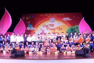 Hai nghệ sĩ nhân dân Tự Long và Xuân Bắc tham dự chương trình Vui Tết Trung thu với thiếu nhi thị xã Sơn Tây.