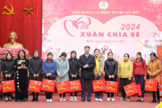 Lãnh đạo huyện Mỹ Đức và Liên đoàn Lao động thành phố Hà Nội trao quà Tết cho công nhân lao động. (Ảnh: Kim Nhuệ)