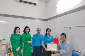 Lãnh đạo Công đoàn ngành giao thông vận tải Hà Nội và Tập đoàn Mai Linh thăm hỏi, tặng bằng khen cho lái xe Nguyễn Văn Trung vì dũng cảm cứu hai cháu nhỏ rơi xuống hồ nước.