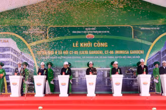 Các đại biểu bấm nút khởi công dự án nhà ở xã hội tại huyện Mê Linh.