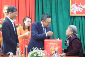 Chủ tịch Ủy ban nhân dân thành phố Hà Nội Trần Sỹ Thanh tặng quà cho các đối tượng chính sách.