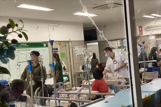 Học sinh trường Tiểu học Kim Giang đi khám sàng lọc tại Bệnh viện Bạch Mai. Ảnh: Minh Ánh.
