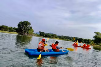 Khách du lịch chèo thuyền kayak tại điểm du lịch thôn Lòng Hồ, xã Kim Sơn, thị xã Sơn Tây, Hà Nội.