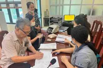 Người dân xã Đắc Sở, huyện Hoài Đức, Hà Nội, nhận tiền đền bù tại trụ sở UBND xã, sáng 12/5/2023. (Ảnh: Trần Thụ)
