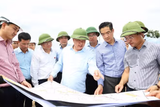 Bí thư Thành uỷ Hà Nội Đinh Tiến Dũng kiểm tra thực địa dự án đường Vành đai 4. 