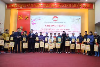 Lãnh đạo Ủy ban Mặt trận Tổ quốc Việt Nam thành phố Hà Nội trao quà Tết cho người nghèo tại Chương trình ''Xuân nhân ái - Tết sẻ chia'' do Ủy ban Mặt trận Tổ quốc Việt Nam thành phố tổ chức nhân dịp Tết Quý Mão 2023.