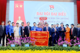 Lãnh đạo tỉnh Lâm Đồng tặng bức trướng chúc mừng Đại hội.
