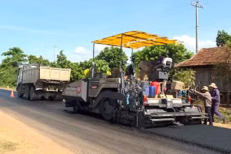 Thảm bê-tông nhựa trên các tuyến quốc lộ qua tỉnh Phú Yên.