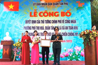 Thiếu tướng Phạm Văn Rậm - Phó Tư lệnh Bộ Tư lệnh Thành phố Hồ Chí Minh và đồng chí Lê Thị Kim Hồng - Bí thư Quận ủy Tân Phú trao Quyết định và tặng hoa cho đại diện lãnh đạo phường Phú Thọ Hòa.