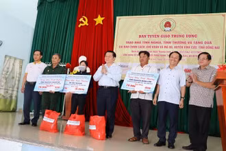 Đồng chí Nguyễn Trọng Nghĩa trao tặng 3 căn nhà tình nghĩa cho các hộ dân xã Mã Đà, huyện Vĩnh Cửu, tỉnh Đồng Nai.