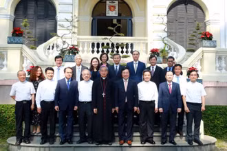 Phó Thủ tướng Thường trực Chính phủ Phạm Bình Minh thăm, chúc mừng Giáng sinh 2023 tại Tòa Tổng Giám mục Tổng Giáo phận Thành phố Hồ Chí Minh. (Ảnh: Hải Minh) 