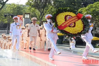 Vòng hoa của Đoàn mang dòng chữ “Đời đời nhớ ơn các Anh hùng liệt sĩ”. 