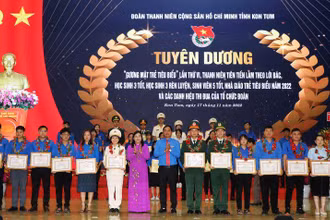 Tặng bằng khen cho các thanh niên tiêu biểu.
