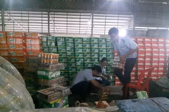  Công chức Hải quan An Giang kiểm đếm nước ngọt nhập khẩu vi phạm (Ảnh: haiquanonline. com.vn)