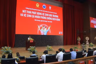 Thứ trưởng Y tế Nguyễn Thị Liên Hương phát biểu ý kiến tại lễ mít-tinh.